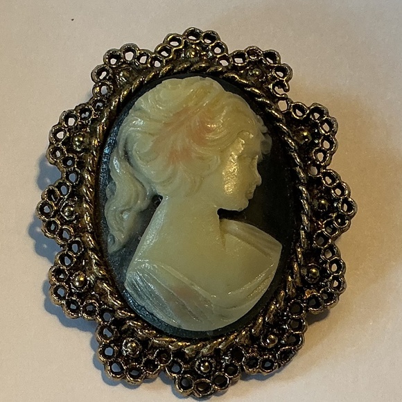 Cameo Brooch - Picture 1 of 4